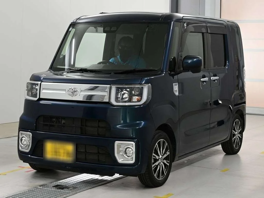 Toyota Pixis Mega LA700A 2021